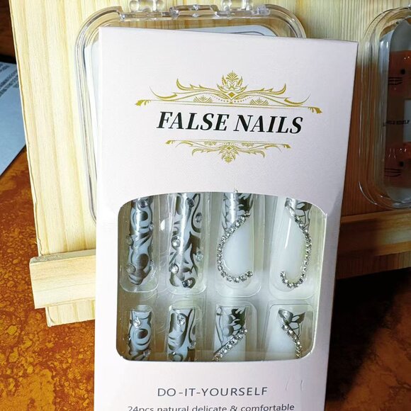 Handmade Press-On Nails - Picture 8 of 16